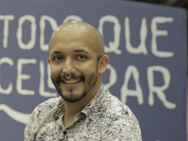 : Sergio Álzate estudió Periodismo  en la Universidad de Antioquia y la maestría en Escritura Creativa en el Instituto Caro y Cuervo