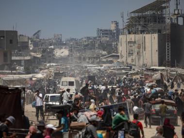 Palestinos abandonan una zona de Jan Yunis, en Gaza.