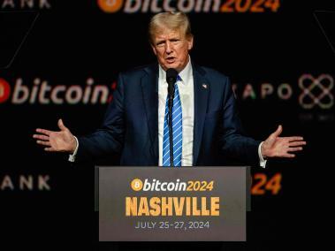 El ex presidente y candidato presidencial republicano de 2024, Donald Trump, hace gestos mientras pronuncia un discurso de apertura en el tercer día de la conferencia Bitcoin 2024 en el Music City Center el 27 de julio de 2024 en Nashville, Tennessee.