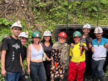 Esta sería la última foto de la madre de los patojos y su familia.