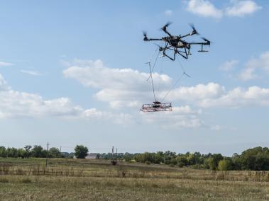 Un dron agrícola porta un sensor para ayudar a inspeccionar el terreno en busca de minas durante una prueba en el 2023.