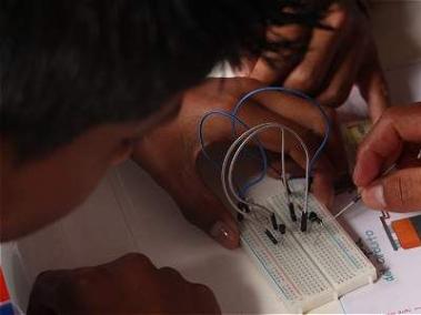 En un corregimiento del Cauca inmerso en la cordillera central, los niños aprenden de electrónica y programación.