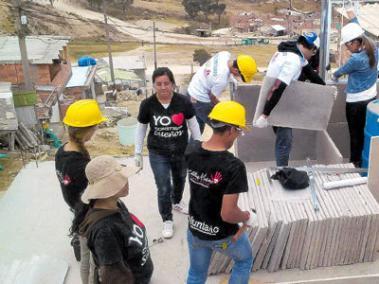 Los voluntarios de la Fundación Catalina Muñoz recorren el país construyendo viviendas.