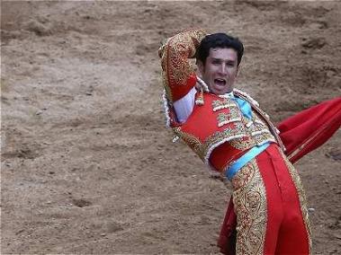 El torero colombiano Ramsés celebra tras cortar oreja en la plaza de Cañaveralejo, en Cali.