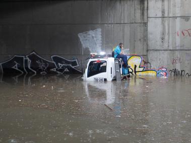 Debido a la altura que alcanzó el agua, el conductor esperó varios instantes a ser rescatado, en el techo del vehículo.