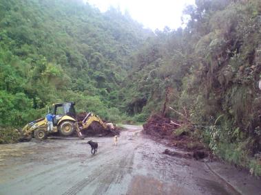 Con retroexcavadoras y volquetas, los organismos de emergencia han estado despejando la vía a Fusa.