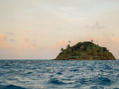 Cayo Cangrejo es la mitad del archipiélago. Desde su cima se puede ver toda Providencia.