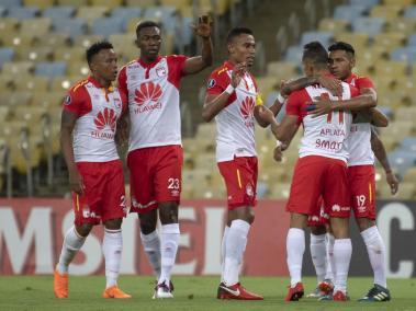 Jugadores de Santa Fe celebran el 1-1 con Flamengo, en Río de Janeiro.