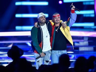 El cantante colombiano, J Balvin se robó el show con la interpretación de ‘EQUIS’. Además Balvin se llevó un galardón por ‘Mi gente’ en la categoría Ritmo latino, canción que hace  con Wily William y Beyoncé. Nicky Jam ganó con ‘Fenix’  en las categorías de ‘Albúm latino del año’ y álbum de Ritmo Latino.