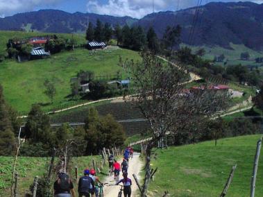 Bici Tour Sibaté, en uno de sus recorridos. Cerca de 12 personas los acompañaban en esta ocasión.