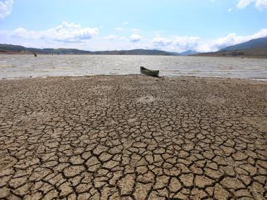 En Colombia, hay 391 municipios, en 24 departamentos, susceptibles de sufrir desabastecimiento de agua, ya sea por falta de lluvias o de otros recursos hídricos naturales, o por  insuficiencia en la infraestructura de abastecimiento.