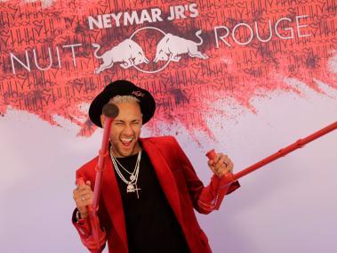 Neymar estuvo en su fiesta de cumpleaños en muletas y otra parte en silla de ruedas.