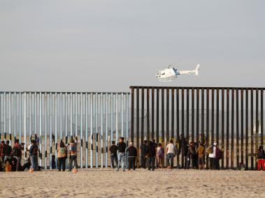 En 2018, decenas de miles de inmigrantes desplazados por la pobreza y violencia en Centroamérica llegaron a la frontera entre México y Estados Unidos en busca de asilo.