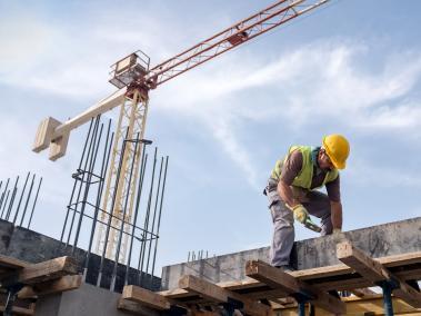 La norma obliga a los constructores y vendedores a responderles, por un periodo de diez años, a quienes adquieran una vivienda nueva en caso de que la edificación presente fallas estructurales, amenaza de ruina o colapso.