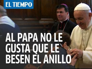 Las imágenes del papa mientras se aparta cuando los fieles tratan de besar su anillo en el santuario de Loreto de Italia generó muchos interrogantes entre los católicos, ya que al parecer no siempre le gusta. #ElTiempoNoticias