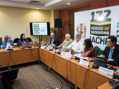 Patricia Linares, presidente de la JEP, y Alexandra Sandoval, magistrada de la Sala de Amnistía e Indulto, en la sesión privada que sostuvieron con la Comisión Interamericana de Derechos Humanos.