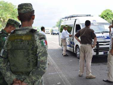 Miembros del Instituto Nacional de Migración (INM) realizan revisiones este domingo en las cercanías de la estación migratoria de la ciudad de Tapachula, estado de Chiapas (México).