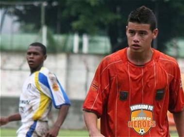 Con el Envigado, debutó como profesional a los 14 años, el primero de mayo de 2006 en la derrota en el parque estadio (1-2) frente al Cúcuta. En el cuadro ‘naranja’ jugó con Fredy Guarín, ‘Gio’ Moreno y Dorlan Pabón, entre otros.