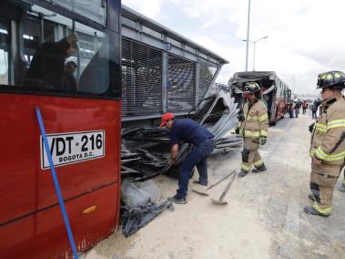 Un bus de TransMilenio se partió en dos tras chocar con otro articulado.