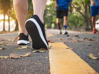 1. Caminar: un buen paseo es el primero de los ejercicios que recomiendan. Dicen los estudiosos que caminar durante apenas 30 minutos aumenta la función del sistema inmunológico y puede disminuir el dolor en las articulaciones.