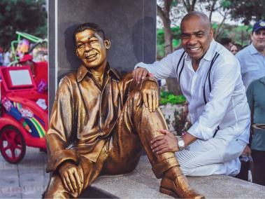 El cantante vallenato Miguel Morales posa junto a la estatua en honor a su hijo Kaleth, develada del pasado 21 de diciembre de 2019 en el Parque de la Provincia, en Valledupar.