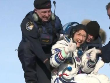 La astronauta estadounidense Christina Koch regresó a la Tierra el jueves después de haber pasado casi un año a bordo de la Estación Espacial Internacional (ISS) y batió así el récord femenino de permanencia en el espacio.