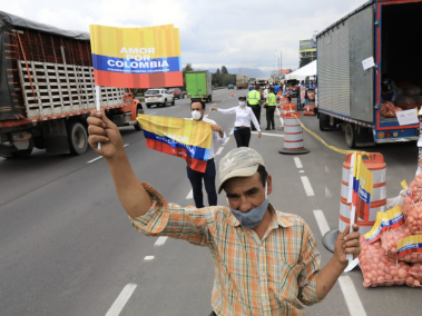 Cientos de bogotanos llegan a los peajes o en las propias carreteras de Cundinamarca para comprarle directamente los productos a los campesinos de la región, golpeados por la crisis económica que vivimos en esta dura pandemia.