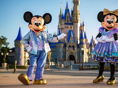 Mickey Mouse y Minnie Mouse posan con los trajes bordados con brillantes de anfitriones de la celebración del 50 aniversario del resorte frente al Castillo de la Cinicienta en Lake Buena Vista, Florida(EE.UU.). Walt Disney World Resort celebrará el 1 de octubre próximo su 50 cumpleaños convertido en el parque de atracciones más grande y visitado del mundo, en continua expansión y con nuevas experiencias en sus cuatro parques temáticos para festejar sus cinco décadas de existencia.