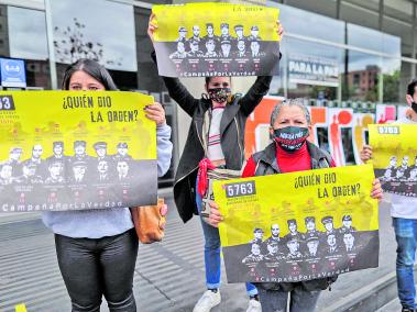 En la JEP, familiares de víctimas de ejecuciones extrajudiciales han protestado pidiendo verdad y justicia.