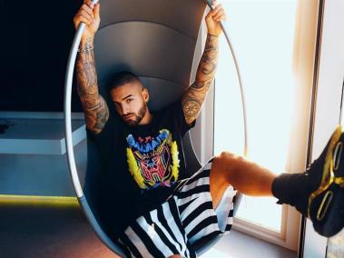 Maluma luciendo uno de los modelos de su colección "Maluma X Balmain".