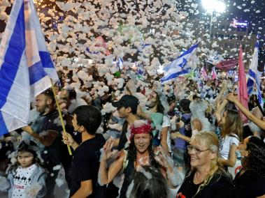 Cientos de personas salieron a las calles de Tel Aviv para celebrar la salida de Netanyahu del poder.