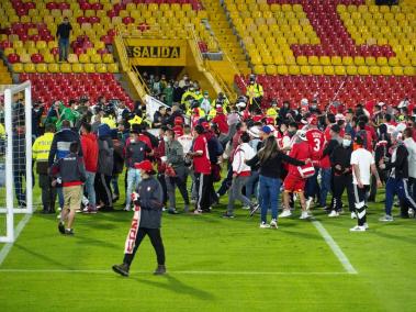 Las barras de Santa Fe y Nacional se enfrentaron en las tribunas y luego se presentó la invasión del campo de juego.