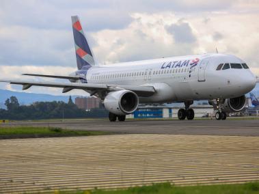 Aerolíneas nacionales e internacionales como Avianca, Wingo, Viva y Latam despegan a diario de la terminal aérea conectando al país con decenas de destinos.