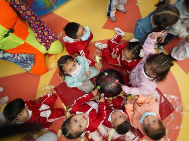 La Alcaldesa Mayor Claudia Lopez- Jardín infantil Las Cruces. La Alcaldesa Mayor Claudia Lopez  realiza un recorrido por las localidades de Santafé y La Candelaria. Durante esta visita estará en el jardín infantil Las Cruces, que tendrá una capacidad para la atención de 300 niñas y niños de primera infancia, y que contó con una inversión final superior a los 7 mil 700 millones de pesos. El jardín infantil tendrá un área pedagógica para niñas y niños de 0 a 2 años; otra área pedagógica para niñas y niños de 2 a 3 años; áreas de servicio; terrazas transitables, entre otras instalaciones. Bogotá 1 de septiembre del 2021. FOTO MAURICIO MORENO EL TIEMPO CEET