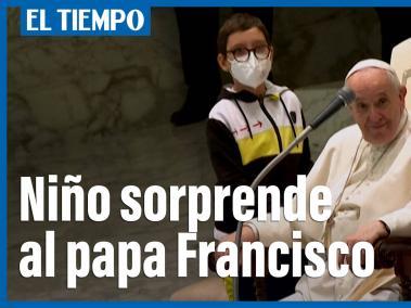 Niño sorprende al papa Francisco en plena audiencia.