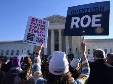 Cientos de personas se reúnen a las afueras de la Corte Suprema por el debate sobre el aborto.