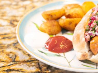 Aprenda cómo hacer una variación del popular choriperro, con un aderezo de chimichurri de encurtidos hechos en casa.