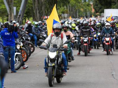 La caravana de moteros arrancó en la biblioteca Virgilio Barco.