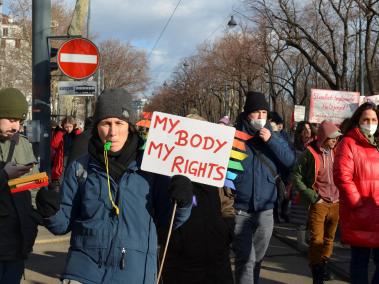 Cientos de personas se manifiestan este jueves en Viena, Austria, contra la vacunación obligatoria por el covid-19.