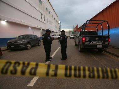 Policías estatales vigilan el acceso a la entrada de un hospital, en el balneario de Playa del Carmen, después de tiroteo.