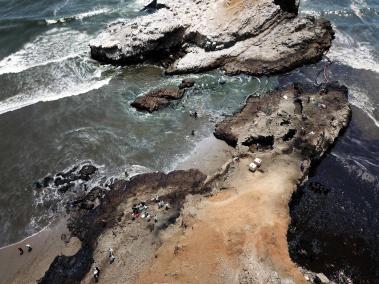 Fotografía cedida hoy por la Presidencia del Perú que muestra una vista aérea de los daños ambientales en la playa de Ventanilla.