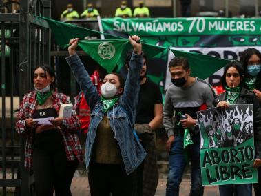 Protesta en favor de la despenalización del aborto afuera de la Corte Constitucional.