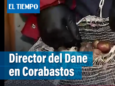 Acompañamos al director del "Dane" a Corabastos, donde el funcionario ratificó que los precios de los alimentos continuarán subiendo.  El kilo de papa está en 3.000 pesos, y el bulto, a 150 mil.