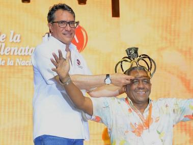 Rodolfo Molina le entrega la corona de rey de reyes del Festival Vallenato a Almes Granados.