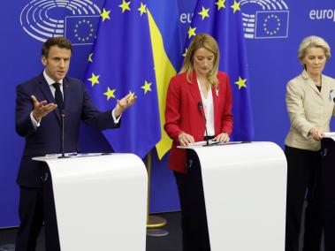 Emmanuel Macron, Roberta Metsola y Ursula Von Der Leyen en el foro Europeo en Bruselas.