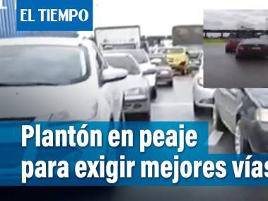 La comunidad realizó un plantón en la vía para solicitar mejoras en la movilidad del sector.