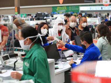 Cumpliendo los protocolos de bioseguridad tanto al ingreso como en el aforo de clientes, este fue el panorama de compradores en el almacén de cadena Jumbo del centro comercial Hayuelos durante la jornada del 
día sin IVA en Colombia en medio de la pandemia del coronavirus. Bogotá 19 de Junio 2020.Foto: César Melgarejo/ CEETCrédito: CEET Fotógrafo: CESAR MELGAREJO