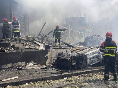 Bomberos trabajando en el lugar de un ataque con misiles en el centro de Vinnytsia