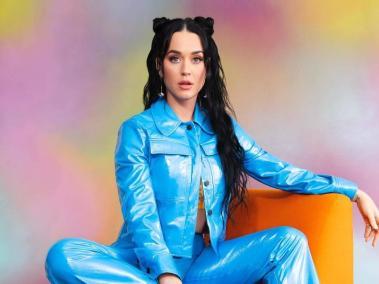 Katy Perry alimenta a sus seguidores en medio de un concierto