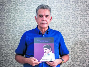 Juan Celedón Gutiérrez presenta su libro.